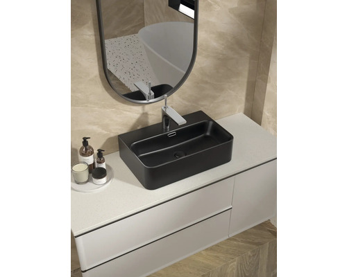Badrumskommod med svart tvättställsskål, blandare och spegel