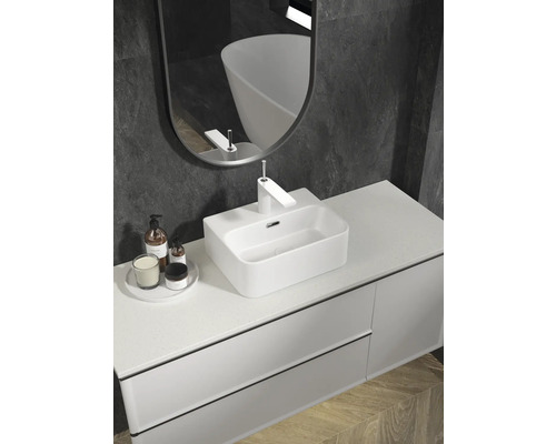 Badrum med handfat, blandare, spegel och underskåp