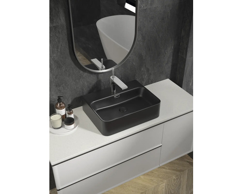 Modernt badrum med svart tvättställsskål, tvättställsskåp och spegel