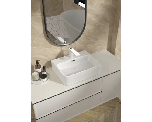 Badrumskommod med handfat, armatur och spegel