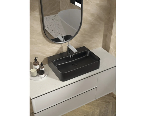 Badrum med svart tvättställsskål, armatur, spegel och tvättställsskåp