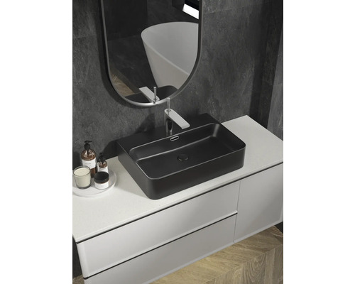 Badrumsmöbel med tvättställsskål, blandare och spegel