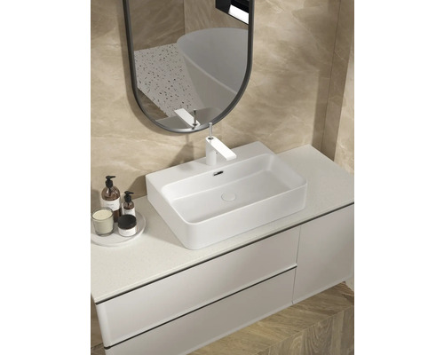 Modernt badrum med tvättställ, spegel och underskåp för en ljus och organiserad atmosfär.