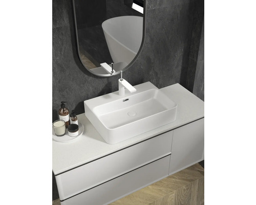 Modernt badrum med tvättställsskål, spegel och underskåp