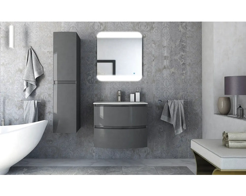 Modernt badrum med tvättställ, spegel, högskåp och badkar.