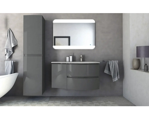 Badrum med tvättställ, spegelskåp, högskåp och badkar i modern design