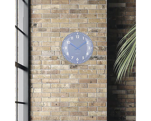 Väggklocka på tegelvägg