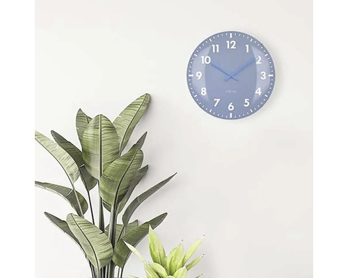 Blå väggklocka med växter