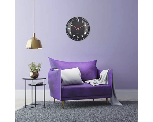 Vardagsrum med fåtölj, klocka och lampa