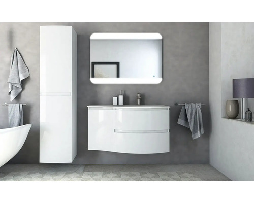 Modernt badrum med vitt tvättställ, spegelskåp och högskåp för badrumstillbehör och utrustning.