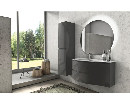 Modernt badrum med handfat, spegelskåp och fönster med utsikt över grönska