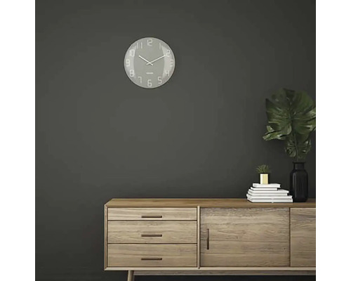 Vardagsrum med väggklocka och träskänk