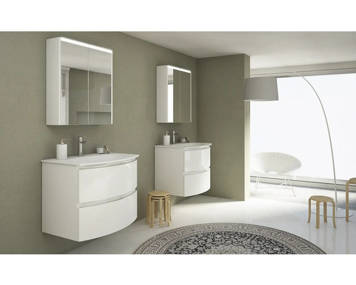 Badrumsscen med två tvättställ, spegelskåp, pallar och rund matta