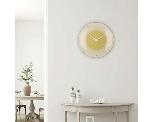 Väggklocka i ljust rum med bord och dekoration