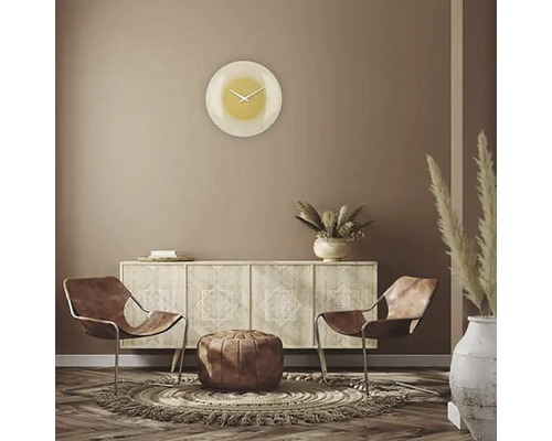 Vardagsrum med byrå, två stolar, matta, pall och väggklocka