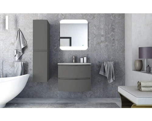 Modernt badrum med tvättställsskåp, spegelskåp och handdukar.