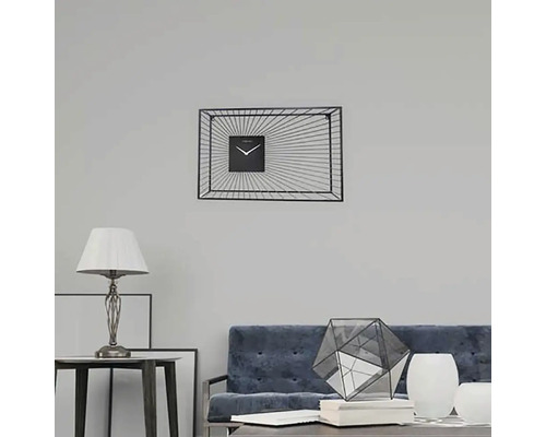 Vardagsrum med väggklocka, lampa och soffa