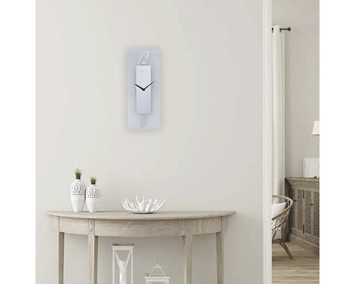 Väggklocka i vardagsrummet ovanför ett bord