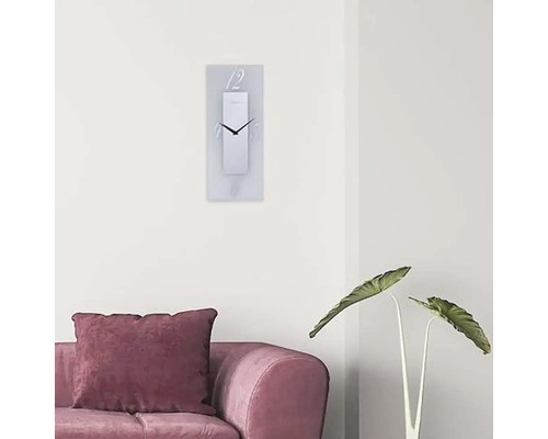Vardagsrum med en rektangulär väggklocka ovanför en soffa