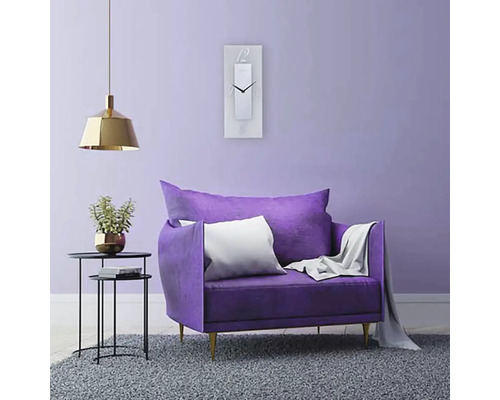 Vardagsrum med fåtölj, klocka och sidobord