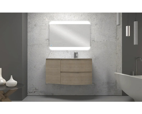 Badrum med tvättställsskåp, spegel med belysning och badkar