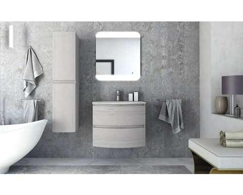 Ljust badrum med tvättställsskåp, spegelskåp, handdukar och badkar