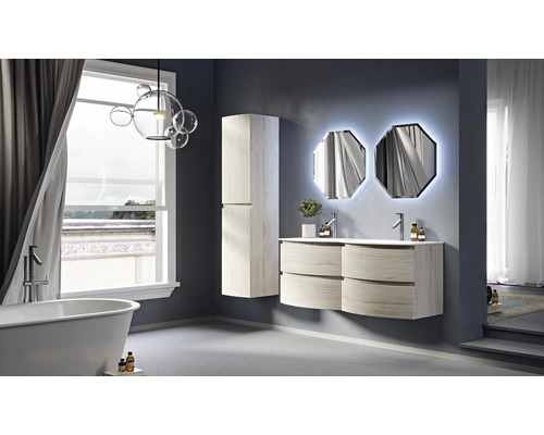 Modernt badrum med tvättställ, spegelskåp, badkar och fönster