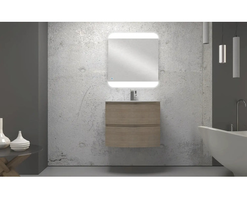 Badrum med tvättställsskåp, handfat, belyst spegel och badkar