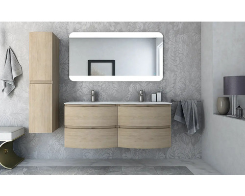 Modernt badrum med tvättställ, spegelskåp och handduk