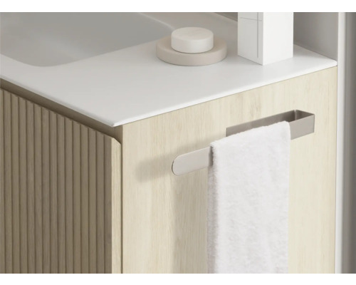 Detaljvy av ett tvättställsskåp med handdukshållare och handduk