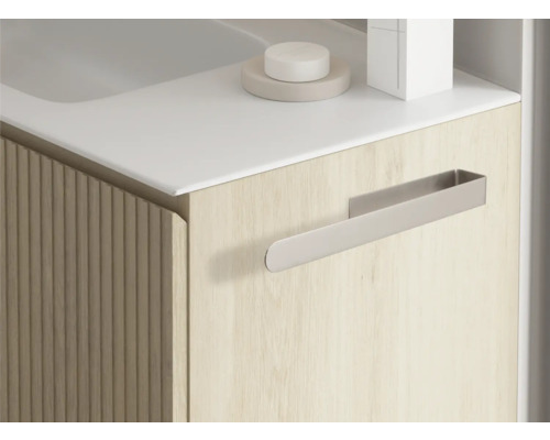 Detalj av badrumsskåp med handdukshållare