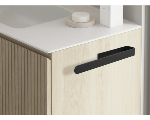 Närbild av tvättställsskåp med handdukshållare