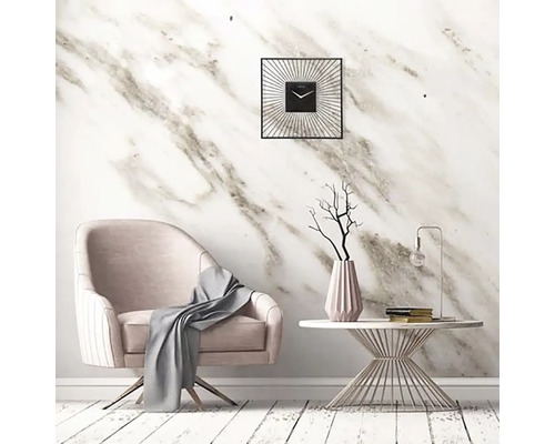 Vardagsrum med fåtölj, bord och väggklocka framför en marmorvägg