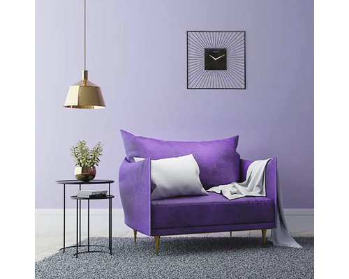 Vardagsrum med fåtölj, sidobord, hänglampa och väggklocka