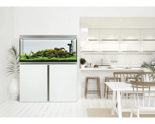 Akvarium med underskåp i ett ljust vardagsrum