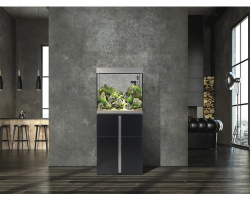 Inrett akvarium med underskåp i vardagsrummet.