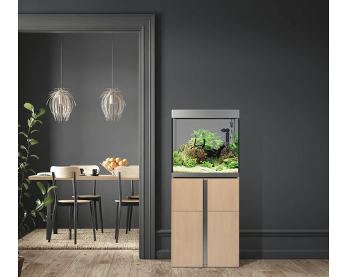 Inrett akvarium med underskåp i ett vardagsrum