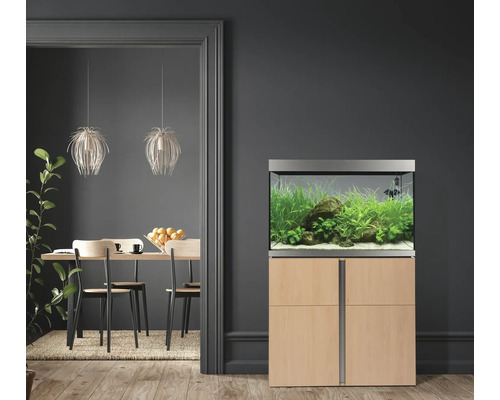 Akvarium med underskåp i ett vardagsrum.