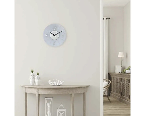 Ljus interiör med väggklocka, byrå och bord