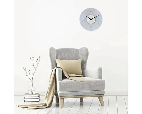 Vardagsrumsscen med fåtölj och väggklocka