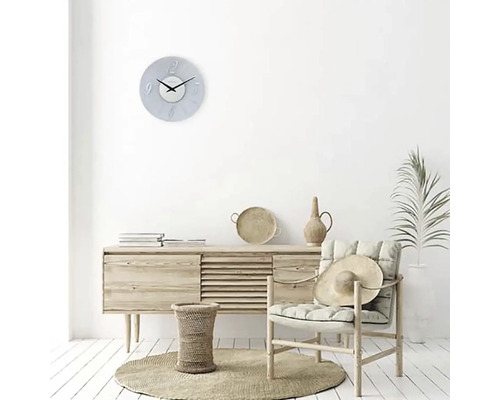 Vardagsrum med skänk, fåtölj, bord och väggklocka