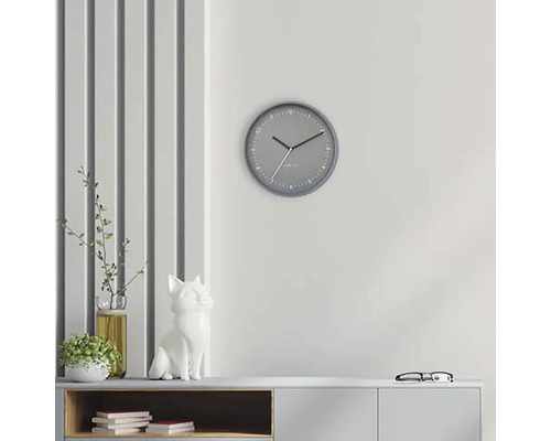 Vardagsrum med grå väggklocka, dekoration och skänk