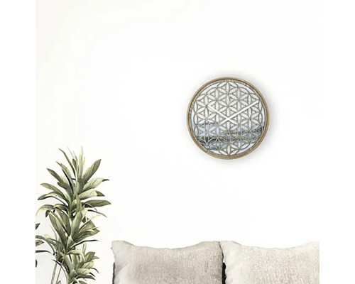 Väggklocka med geometriskt mönster i vardagsrummet