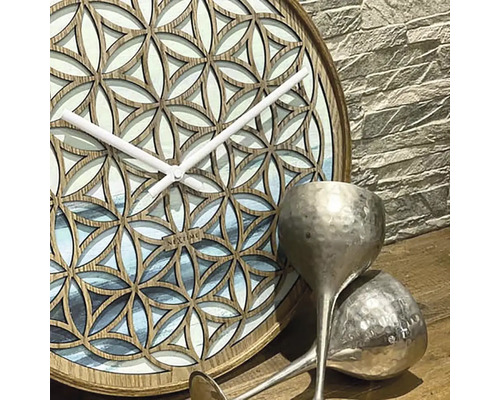 Nextime väggklocka med blommönster och silverfärgade dekorationer