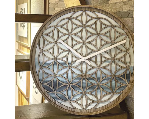 Väggklocka med blommönster och träram