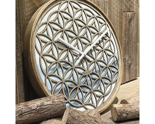 Dekorativ väggklocka i trä med blommönster och vita visare