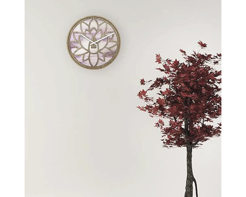 Väggklocka med blomdesign och tidsvisning