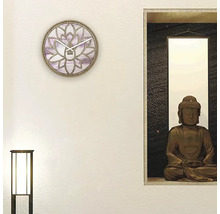 Vardagsrum med väggklocka i lotusblomdesign och Buddhastaty