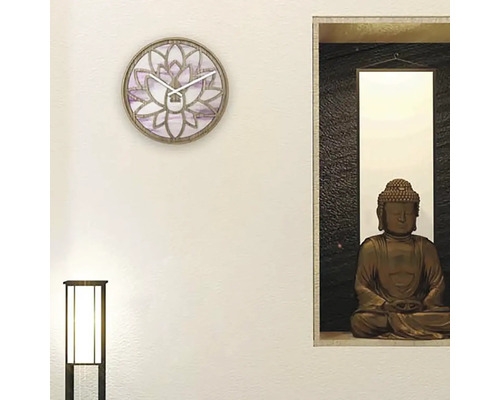 Vardagsrum med väggklocka i lotusblomdesign och Buddhastaty