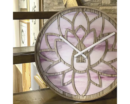 Dekorativ väggklocka i trä med blommönster och NEXTIME logotyp